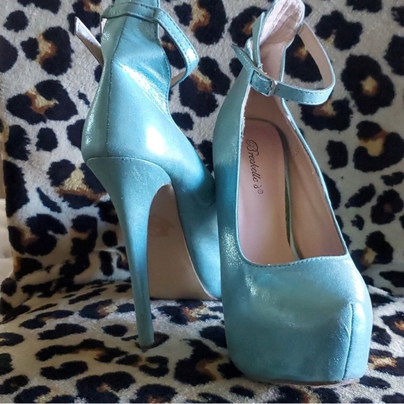 Breckelles baby blue Cinderella heels - Picture 4 of 4